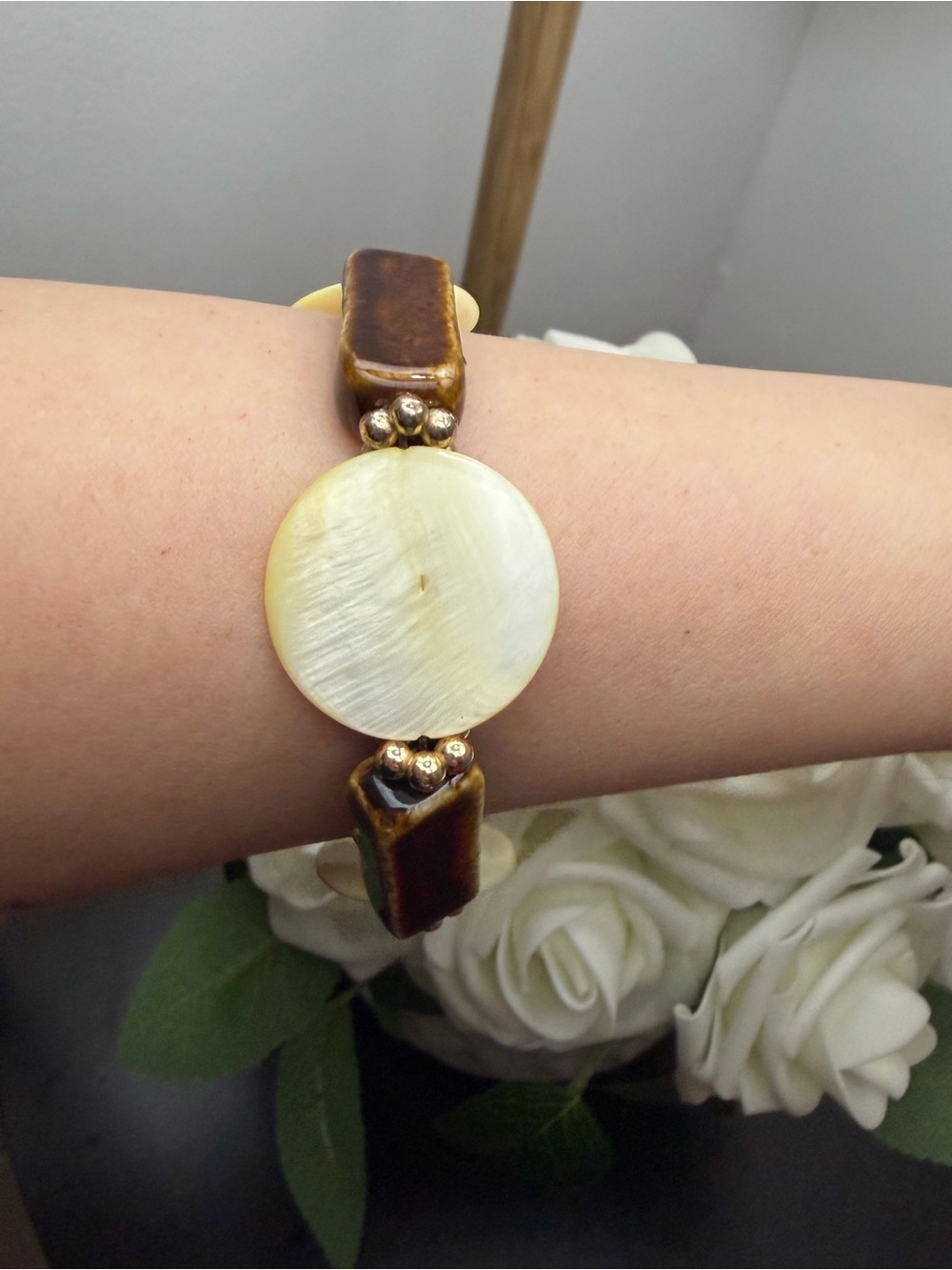Shell and Brown Bead Stretch Bracelet - Cream and Brown